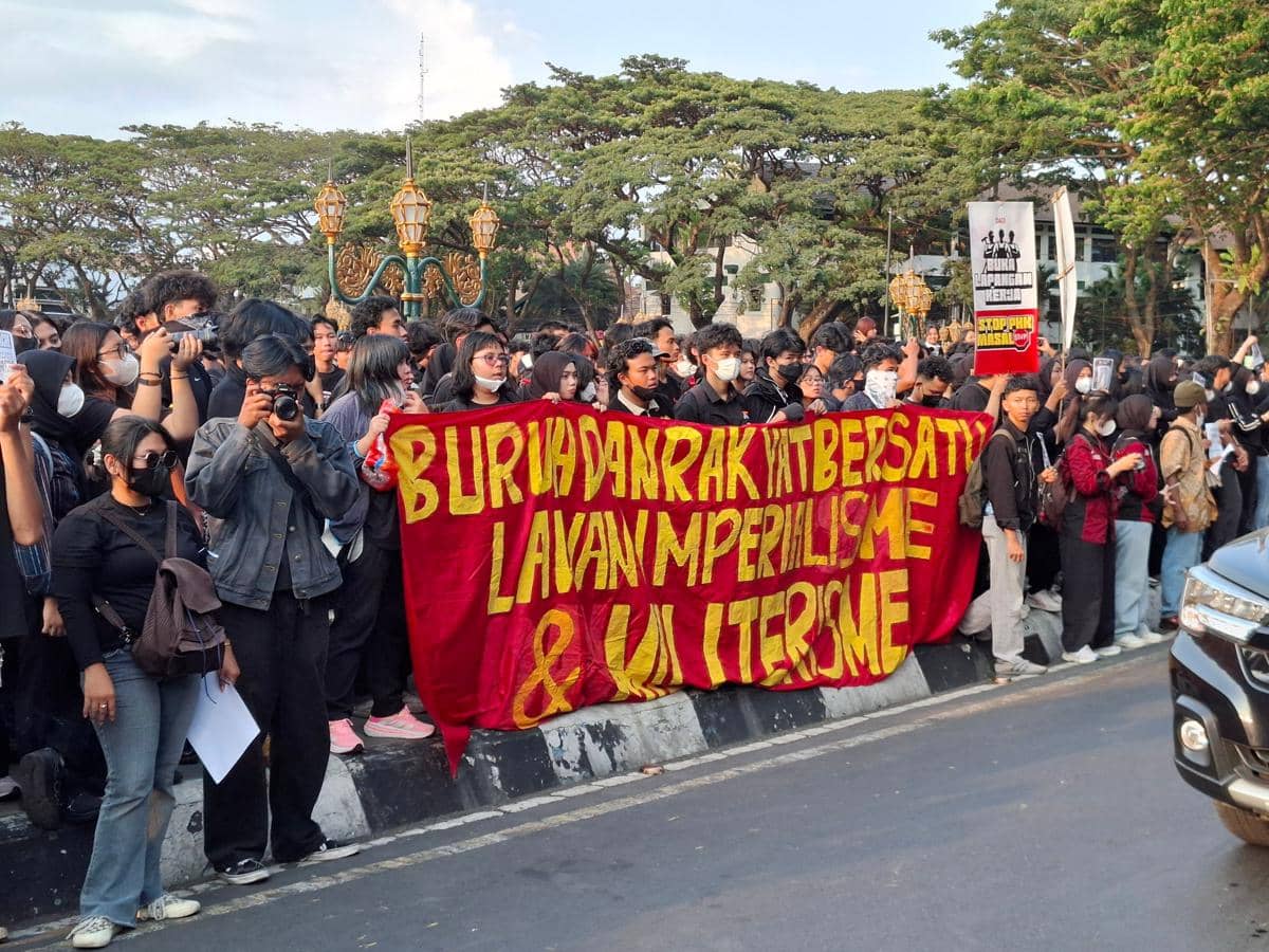 Hidup Makin Sulit, Aliansi Rakyat Berdemo di DPRD Kota Malang