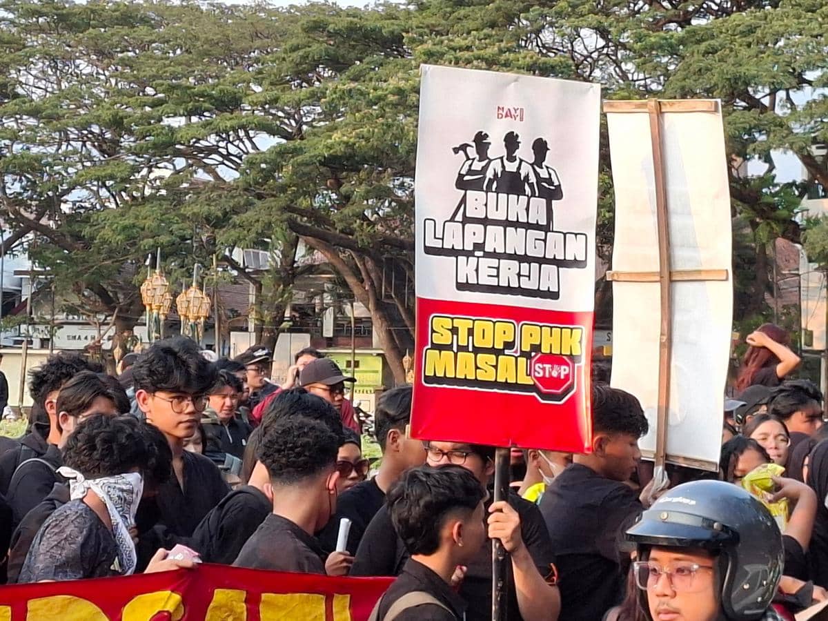 Massa Aliansi Rakyat Bangkit Bersatu berunjuk rasa di depan Kantor DPRD Kota Malang dalam aksi demonstrasi.