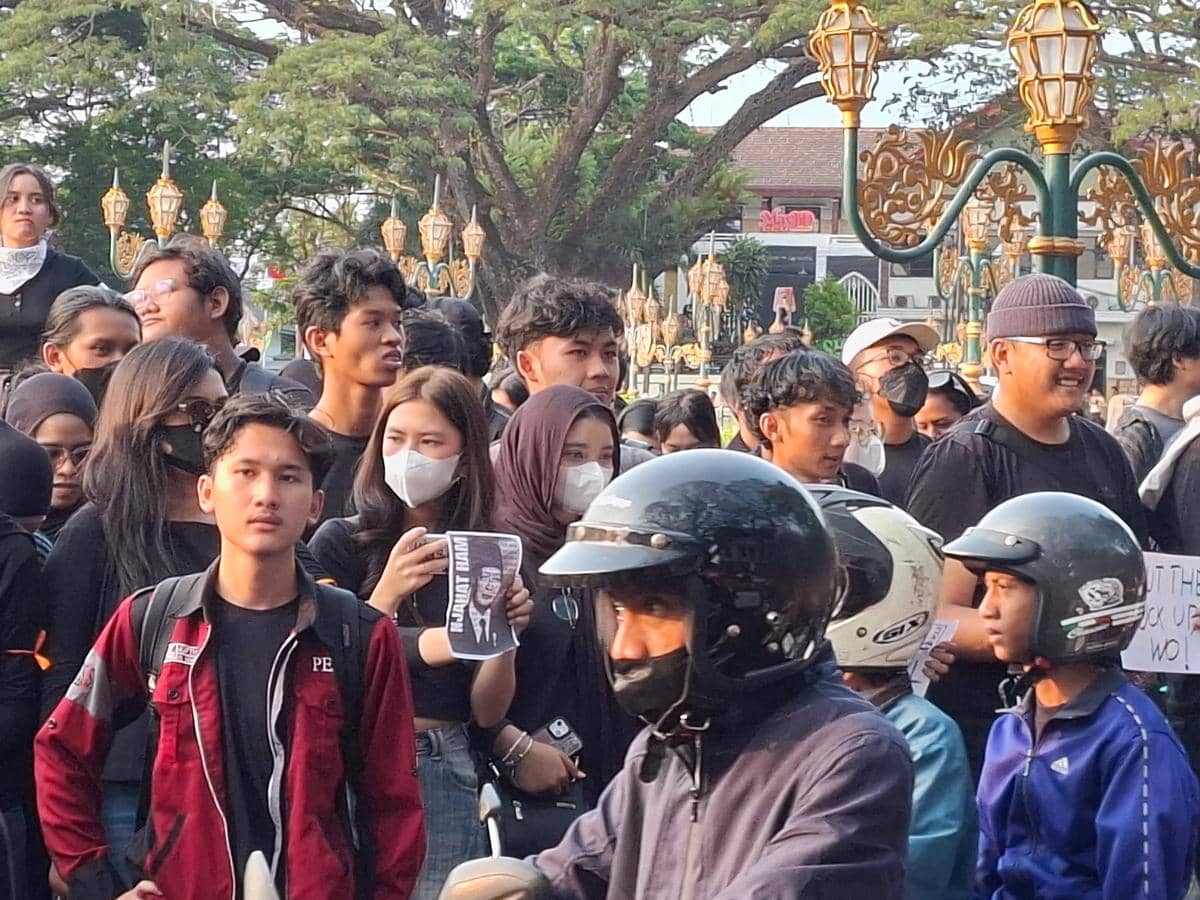 Sejumlah massa Aliansi Rakyat Bangkit Bersatu menggelar aksi demonstrasi di depan Kantor DPRD Kota Malang.