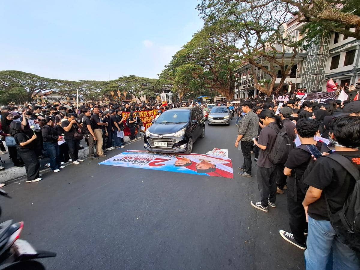 Massa dari Aliansi Rakyat Bangkit Bersatu menggelar aksi unjuk rasa di depan Kantor DPRD Kota Malang.