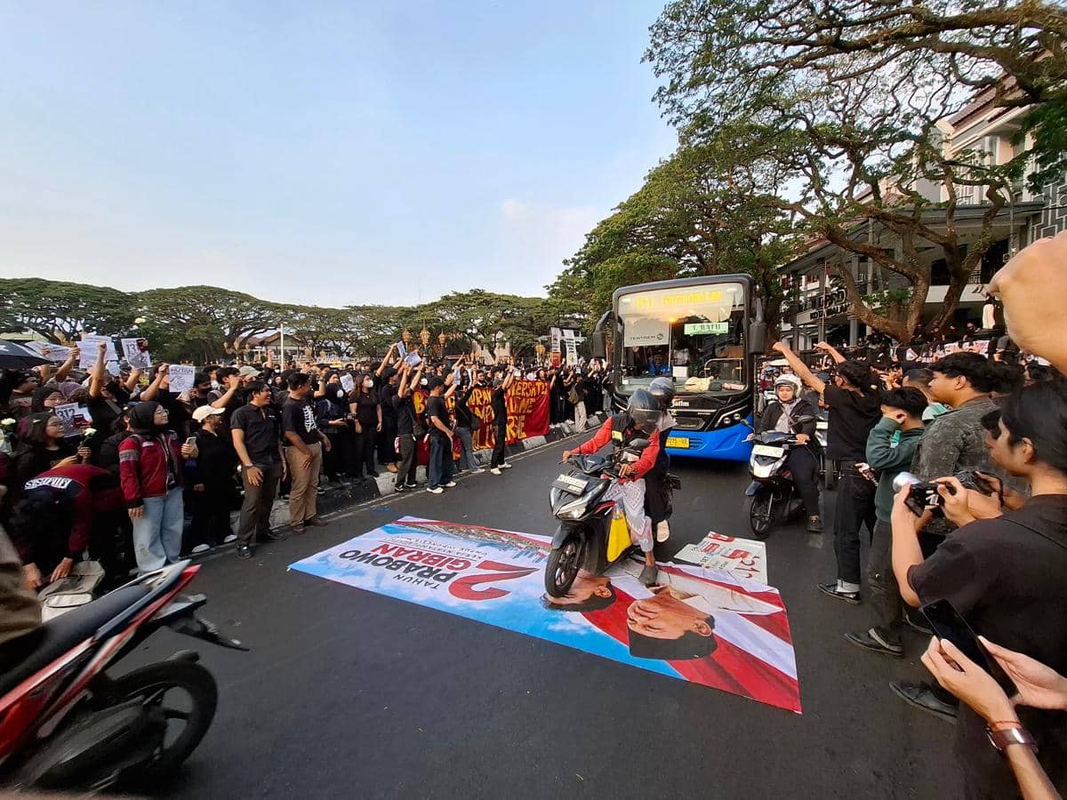 Massa Aliansi Rakyat Bangkit Bersatu menggelar aksi demonstrasi di depan Kantor DPRD Kota Malang.