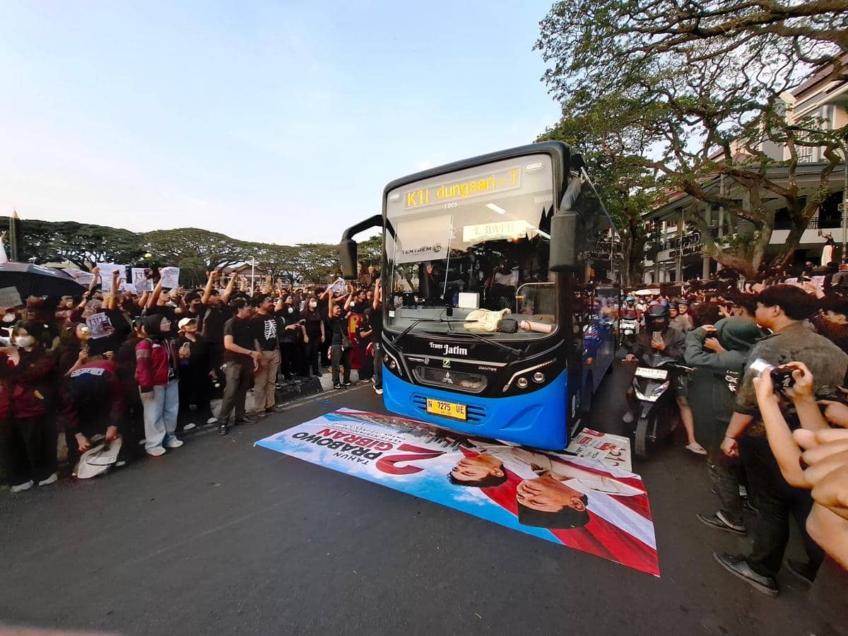 Sejumlah massa Aliansi Rakyat Bangkit Bersatu menggelar demonstrasi di depan Kantor DPRD Kota Malang.