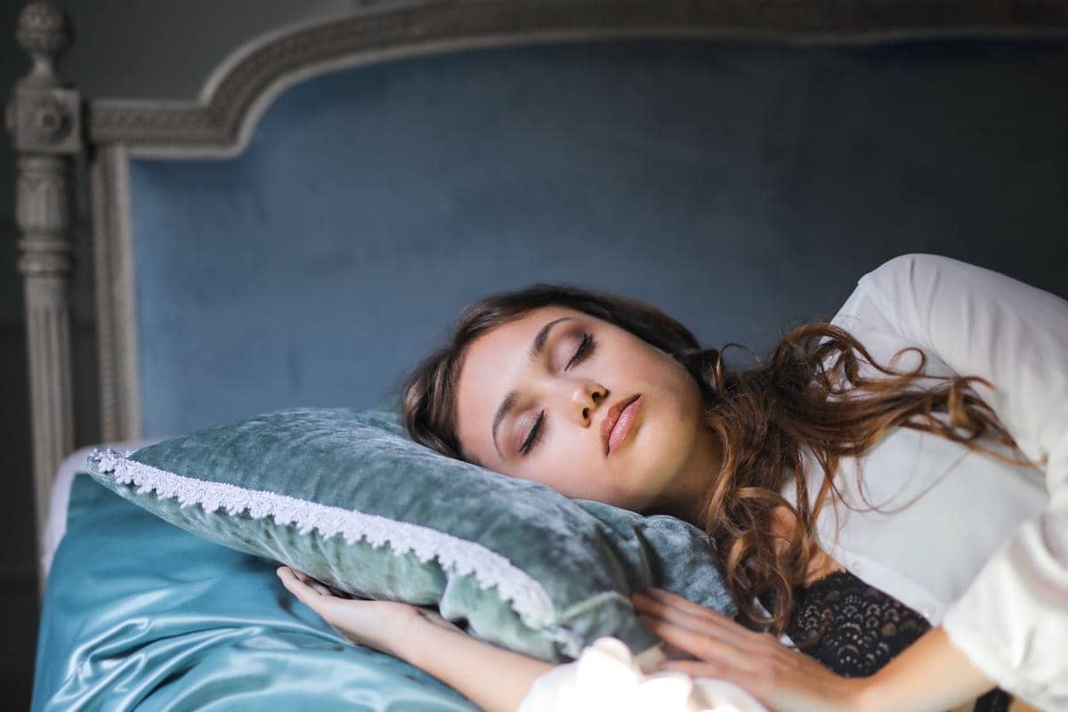 ilustrasi tidur tanpa membersihkan sisa makeup