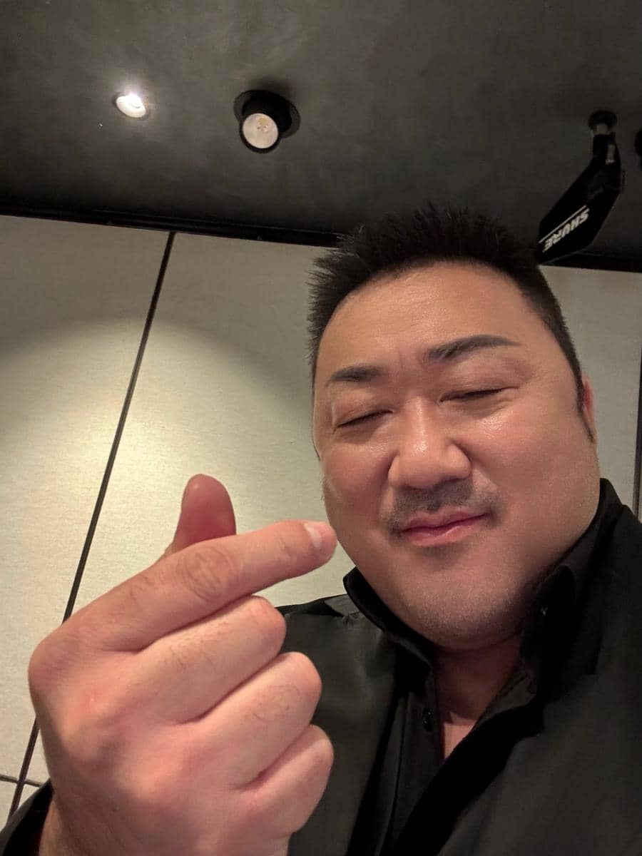 Potret Ma Dong Seok dari unggahan akun Instagram @donlee, dengan latar sederhana dan tampilan yang santai.