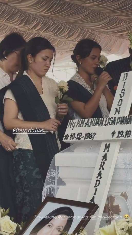Pemakaman Ibunda Marsha Aruan (instagram.com/monaratuliu)