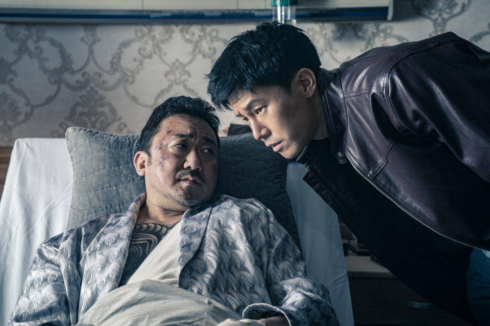 Still cut promosi dari film The Gangster, The Cop, The Devil, berdasarkan dokumentasi Kiwi Media Group.