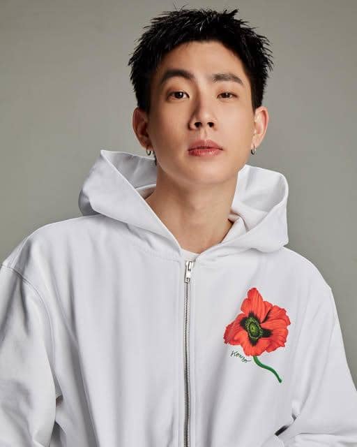 Off Jumpol tampil dengan OOTD kasual yang dipadukan aksesori perhiasan, menonjolkan gaya personal yang modis.