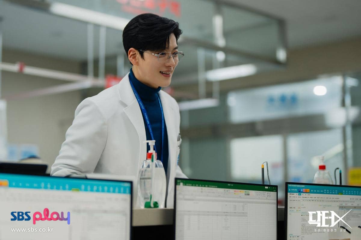 Materi promosi drama Korea Doctor X: Mafia in White produksi SBS, sebagaimana tercantum pada keterangan gambar.