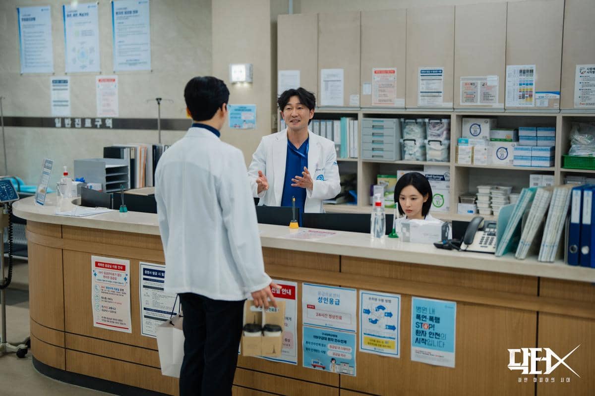 Materi promosi drama Korea Doctor X: Mafia in White, serial produksi SBS yang mengangkat dunia medis dan mafia.