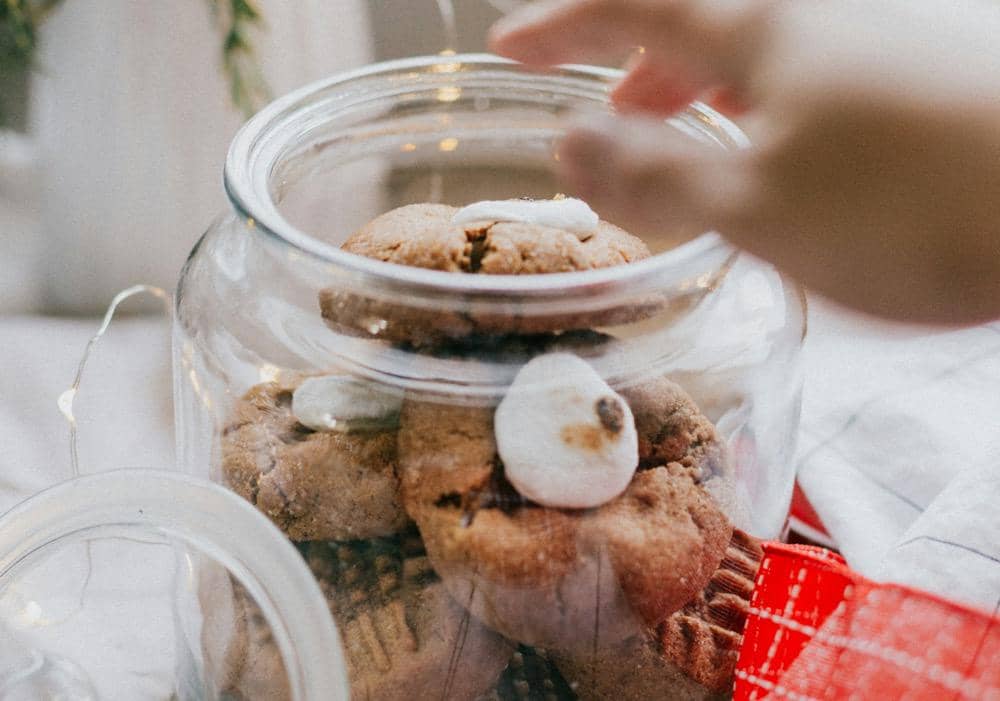 ilustrasi cookies di dalam jar kaca