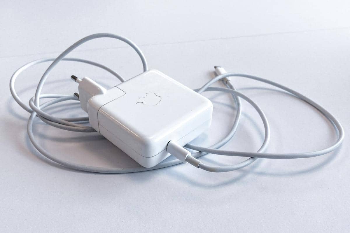 Risiko Pakai Charger iPhone KW, Apakah Bisa Meledak?