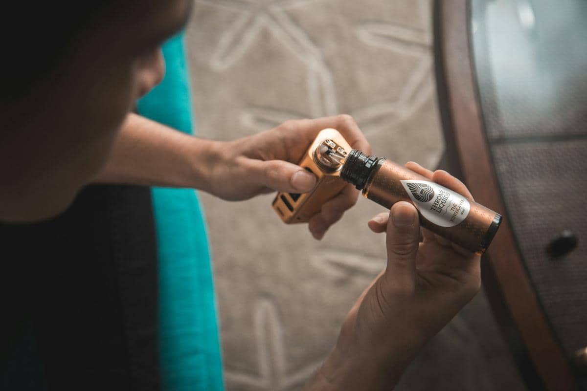 Seorang pria sedang mengisi ulang vape