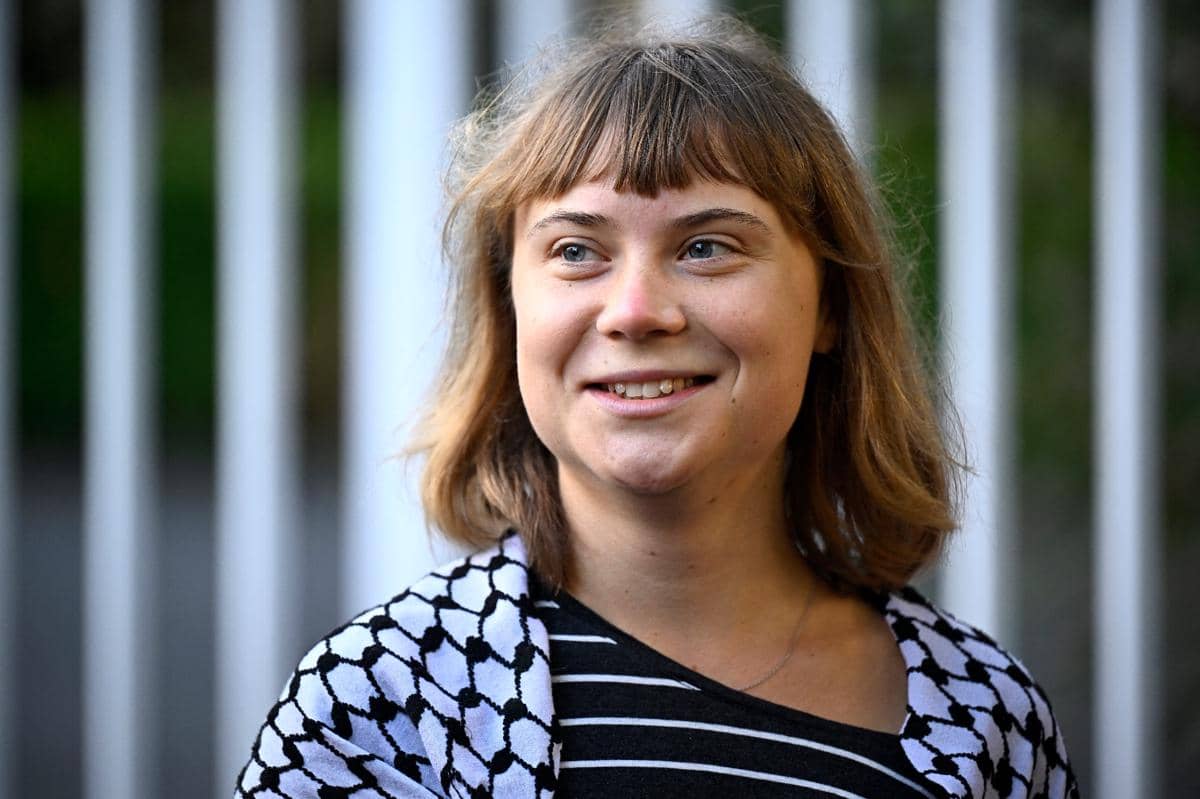 Greta Thunberg, berbincang dengan para pelajar yang bersiap untuk ambil bagian dalam aksi blokade di Lycee Paul Eluard di Saint-Denis, pingg
