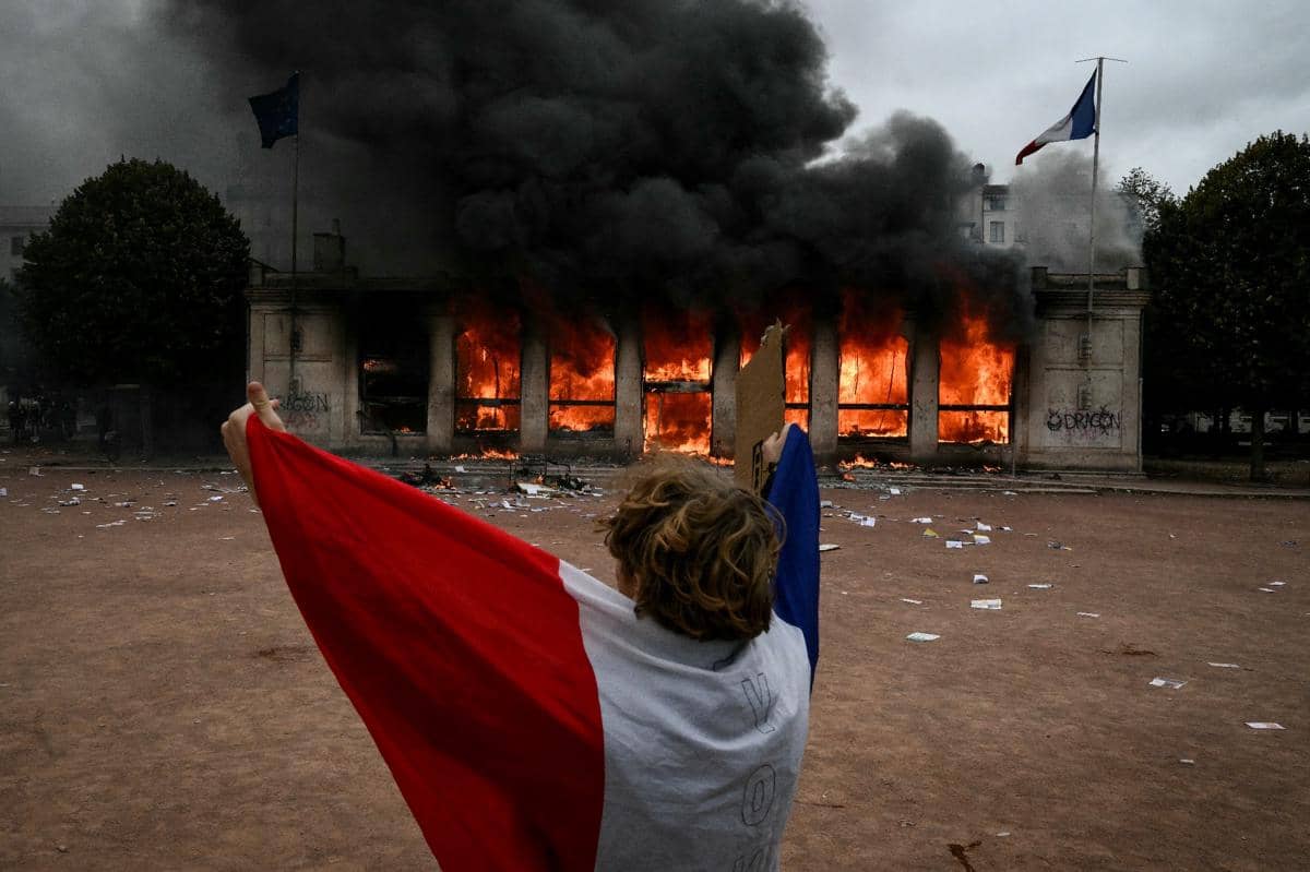 Bismillah C’est Les Ténèbres Jadi Slogan Demo di Prancis, Apa Artinya?