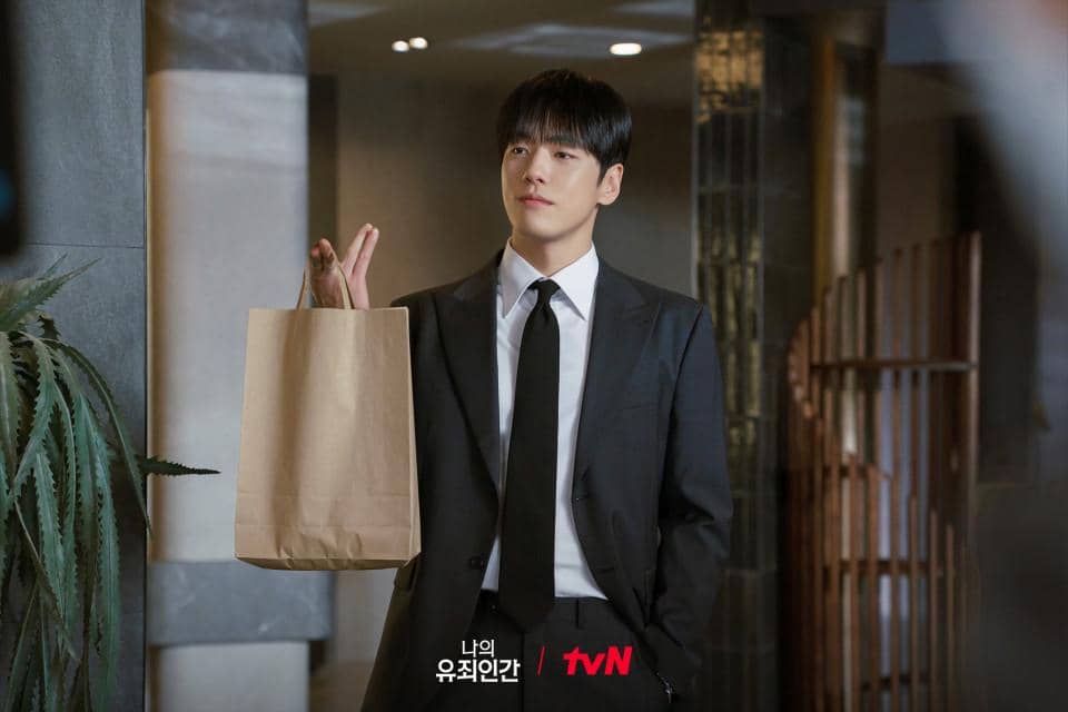 Cuplikan adegan drama Korea Love in Disguise dari tvN, sebagaimana tercantum dalam dokumentasi serial tersebut.