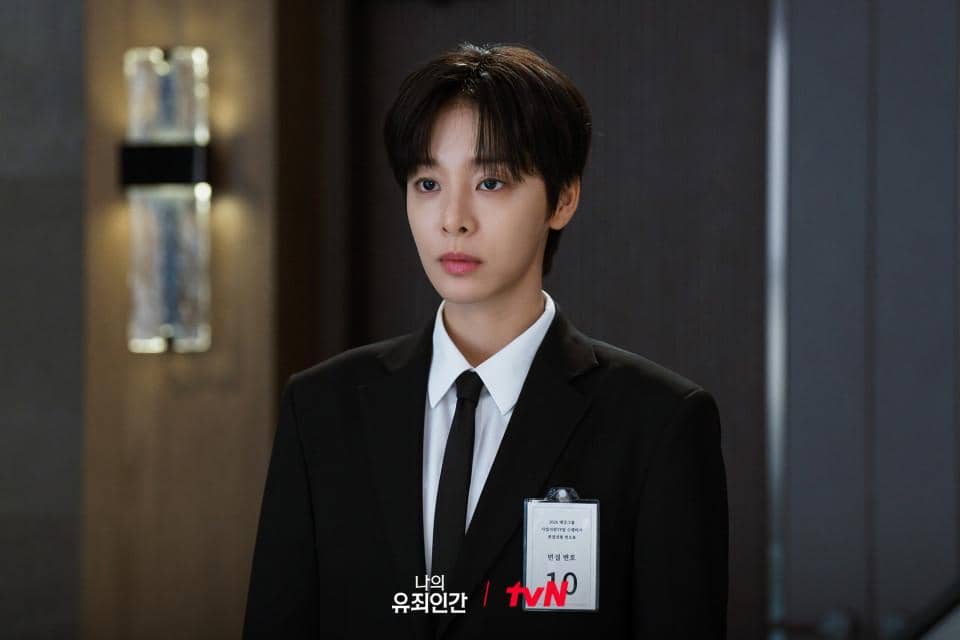 Cuplikan adegan drama Korea Love in Disguise dari tvN, memperlihatkan momen dalam cerita serial tersebut.