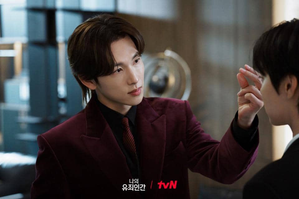 Cuplikan adegan drama Korea Love in Disguise dari tvN, menampilkan salah satu momen dalam serial tersebut.