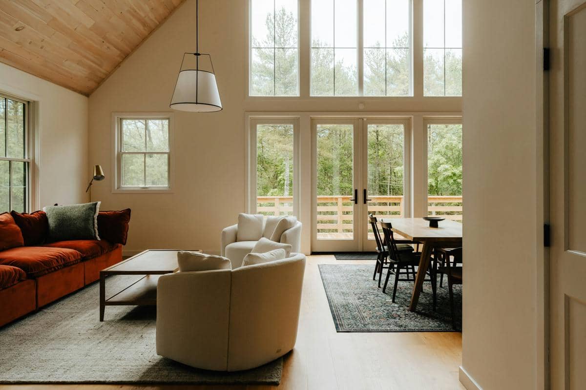 Interior rumah bernuansa netral dengan perpaduan warna putih, krem, dan furnitur minimalis yang menciptakan suasana hangat.