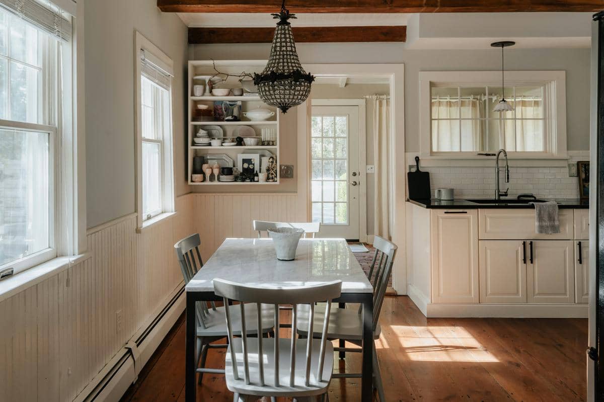 Interior rumah dengan desain modern bernuansa warna netral sebagai inspirasi penataan hunian yang nyaman.