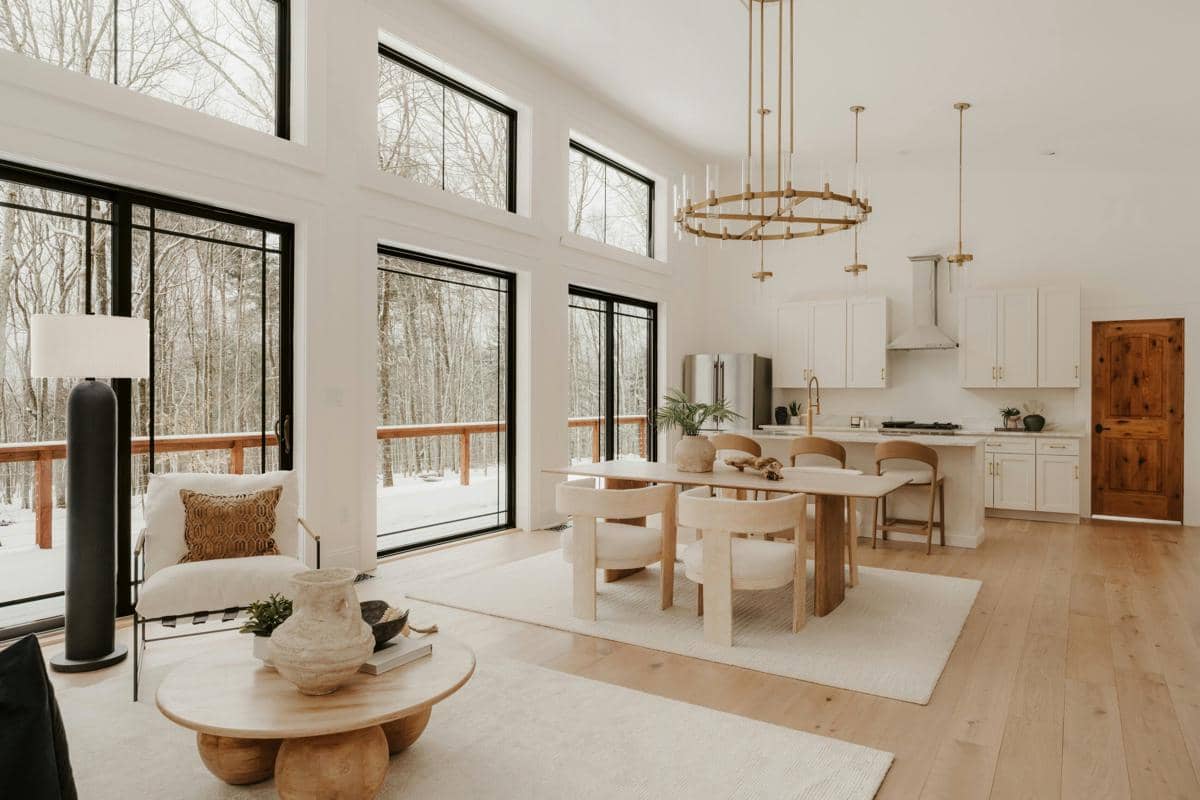 Interior rumah dengan sofa abu-abu, dinding putih, dan dekorasi bernuansa netral sebagai inspirasi desain.