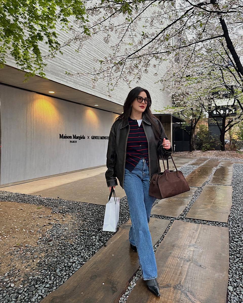 padu padan celana jeans ala Alice Norin 