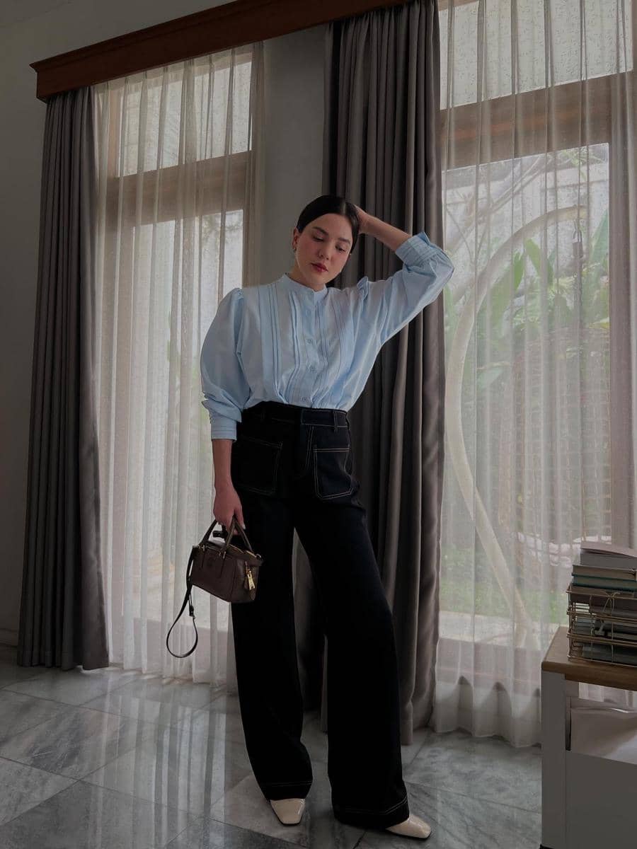 padu padan celana jeans ala Alice Norin