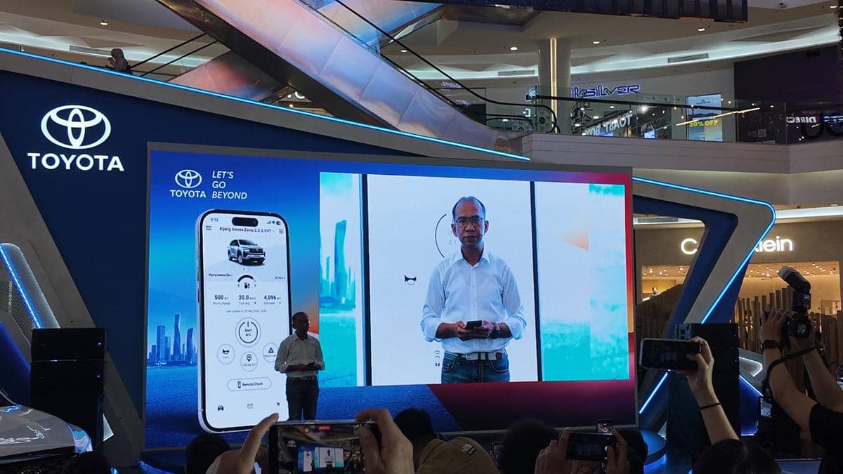 Tampilan aplikasi Toyota T Intouch di ponsel yang memungkinkan pengguna mengontrol fitur mobil dari jarak jauh.