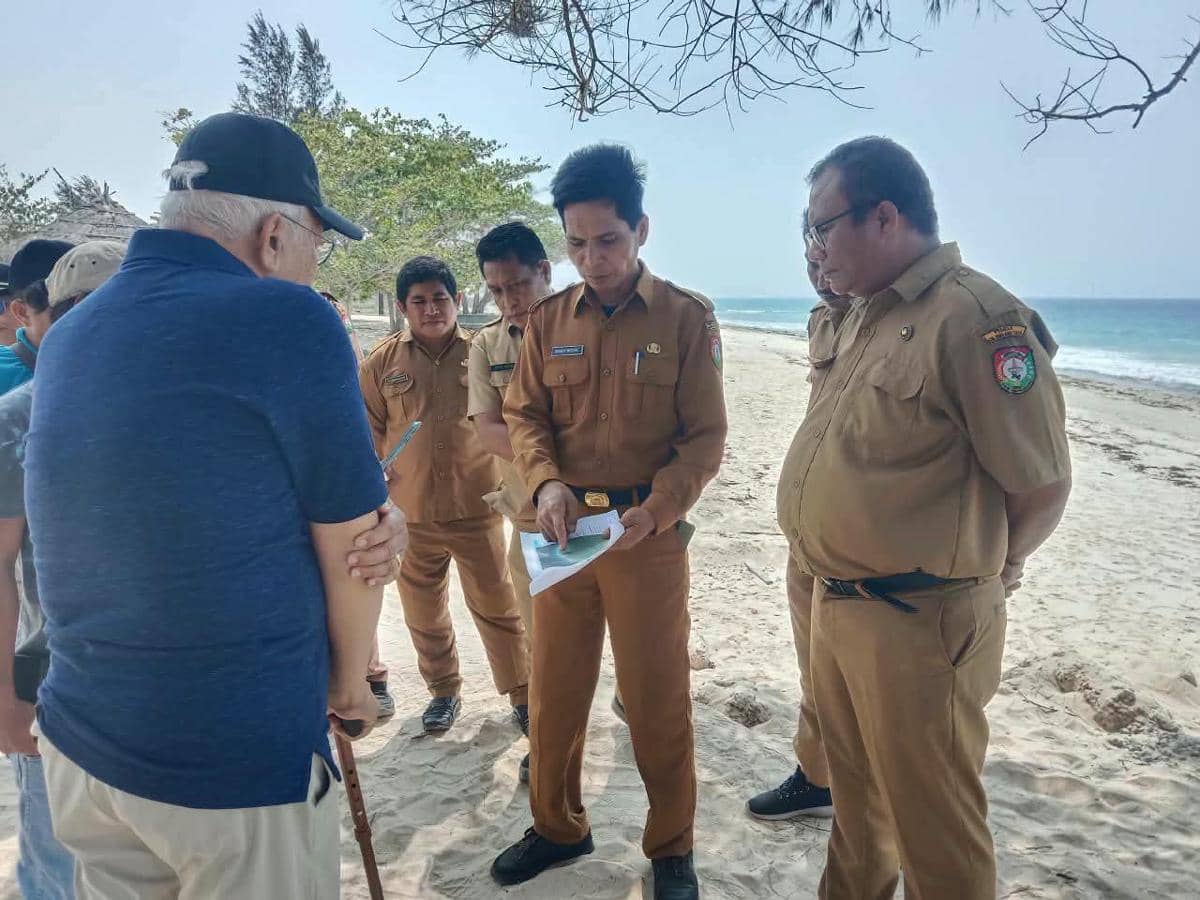 Asisten Daerah Sumba Barat Daya dan pimpinan OPD mengawasi pembongkaran coran Hotel Mario di Pantai Mananga Aba.
