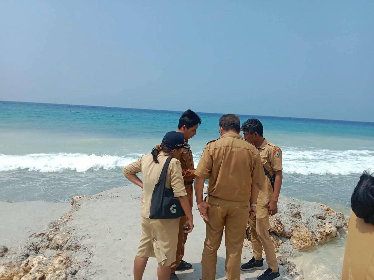 Asisten Daerah Sumba Barat Daya dan pimpinan OPD meninjau pembongkaran coran Hotel Mario di Pantai Mananga Aba.