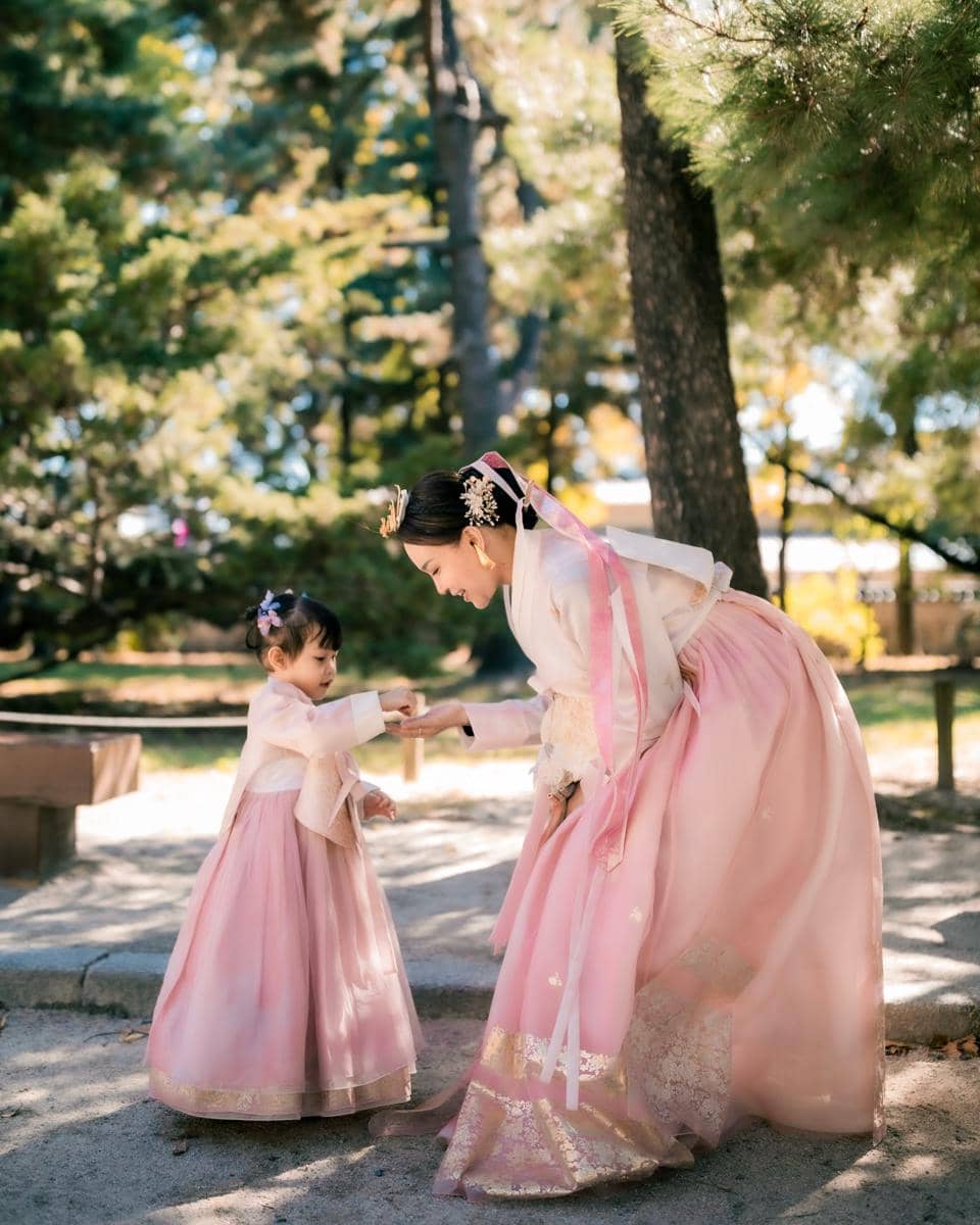 Gaya Rossa dan Raina Photoshoot Pakai Hanbok (instagram.com/itsrossa910)