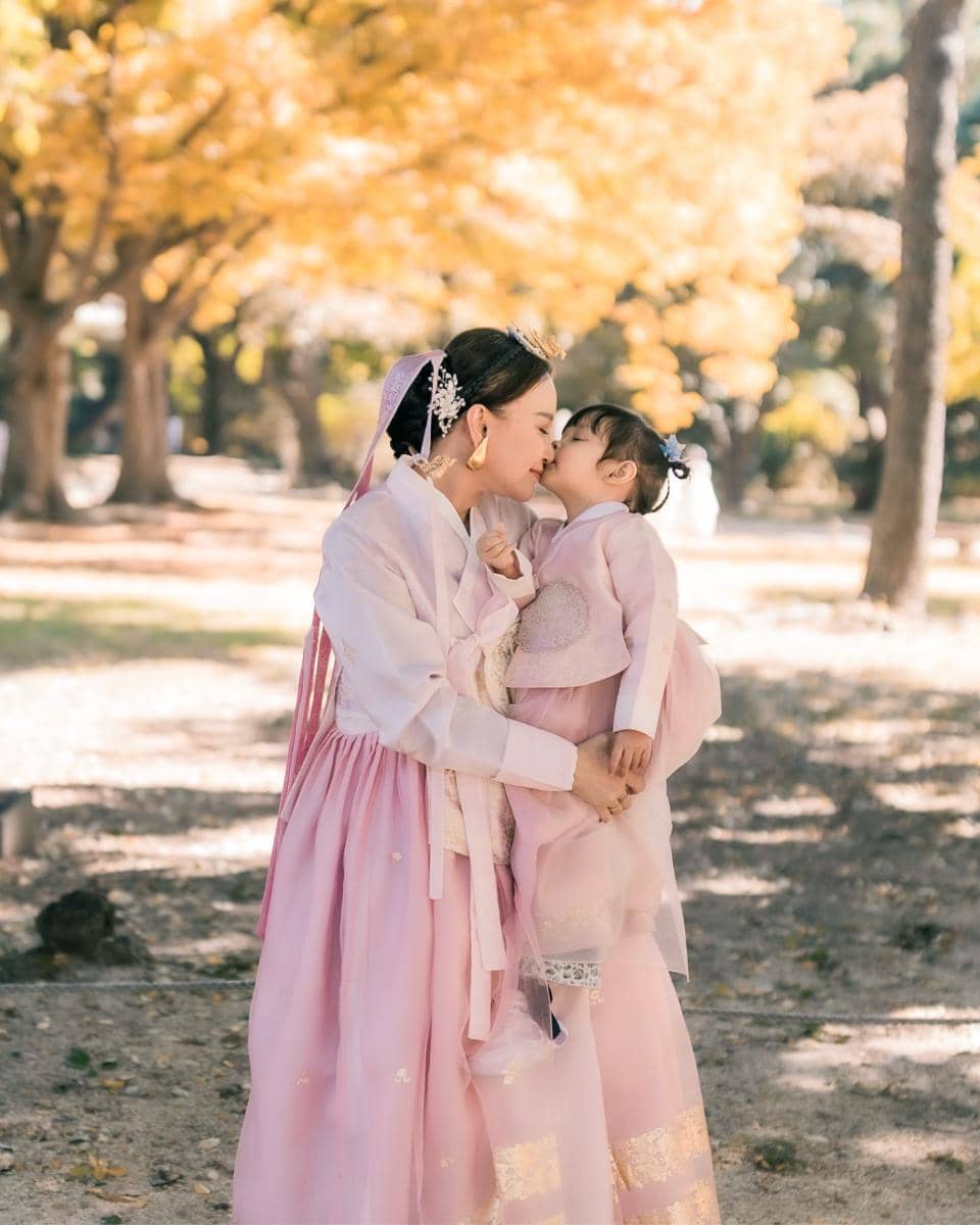 Gaya Rossa dan Raina Photoshoot Pakai Hanbok (instagram.com/itsrossa910)