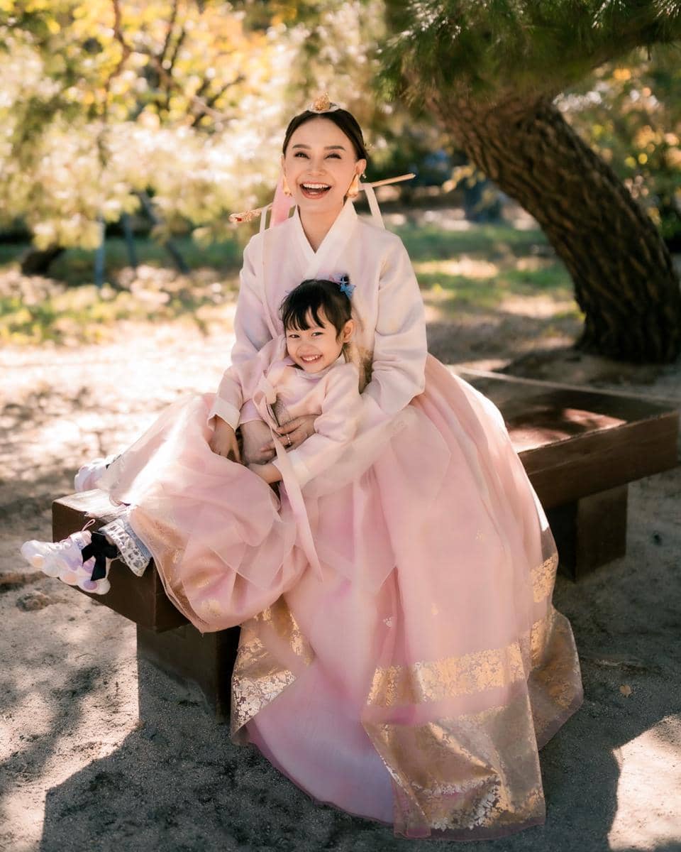 Gaya Rossa dan Raina Photoshoot Pakai Hanbok (instagram.com/itsrossa910)