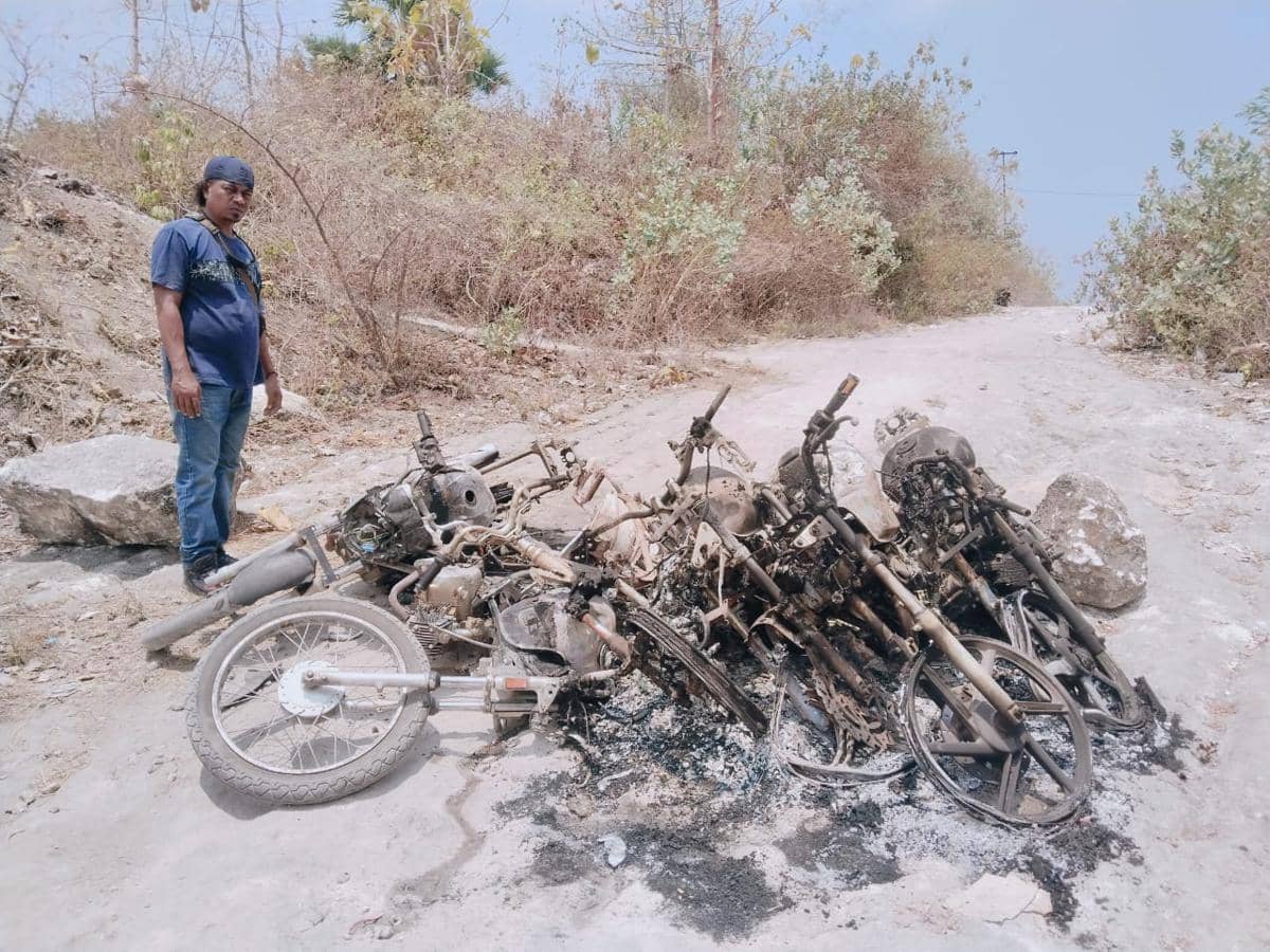 Kerangka enam sepeda motor hangus terbakar di Lembata setelah dibakar orang tak dikenal saat pemiliknya mengantre BBM.