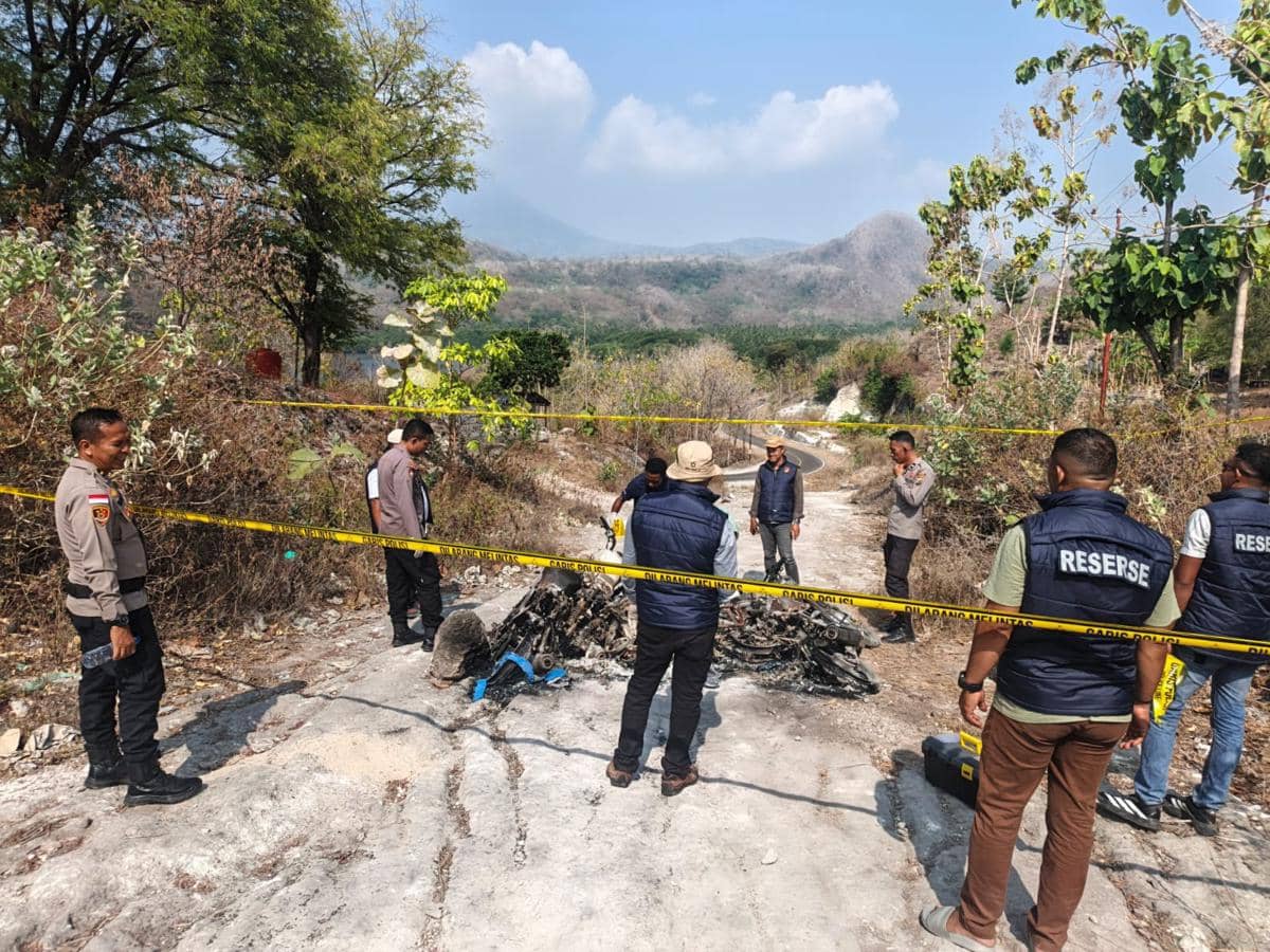 Enam kerangka sepeda motor hangus terbakar di Lembata setelah dibakar orang tak dikenal saat antre BBM.