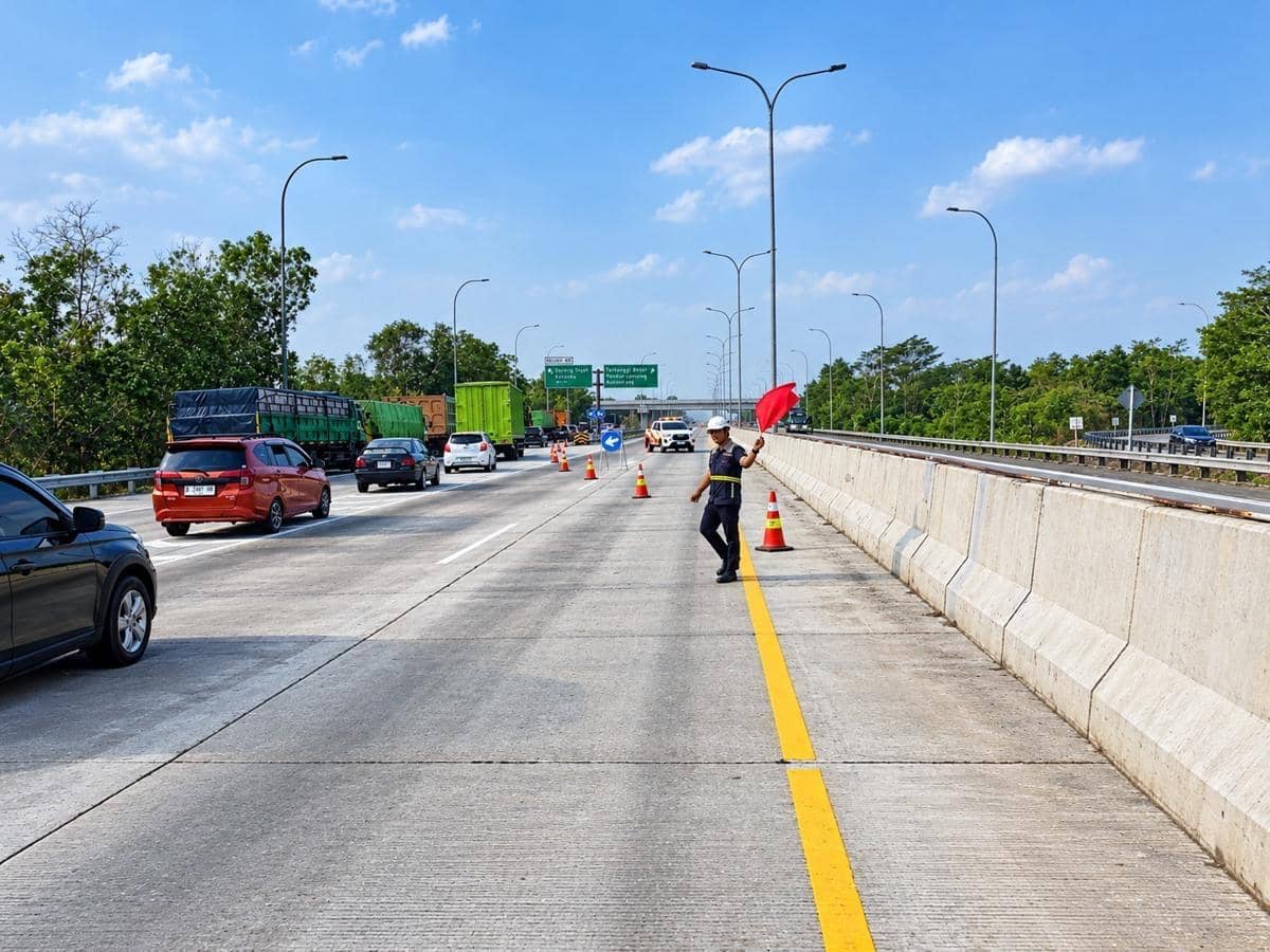 Petugas Patrol Tol BTB melakukan pengaturan pengalihan arus lalu lintas ke GT Gunung Sugih