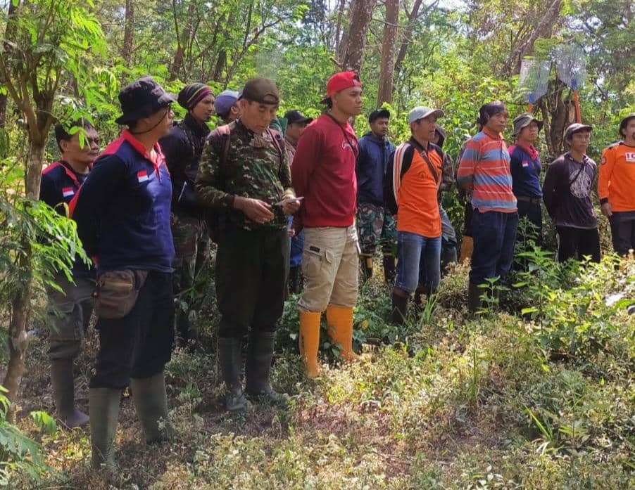 Petugas melakukan operasi pemadaman kebakaran hutan dan lahan di kawasan Gunung Arjuno, Kabupaten Malang.