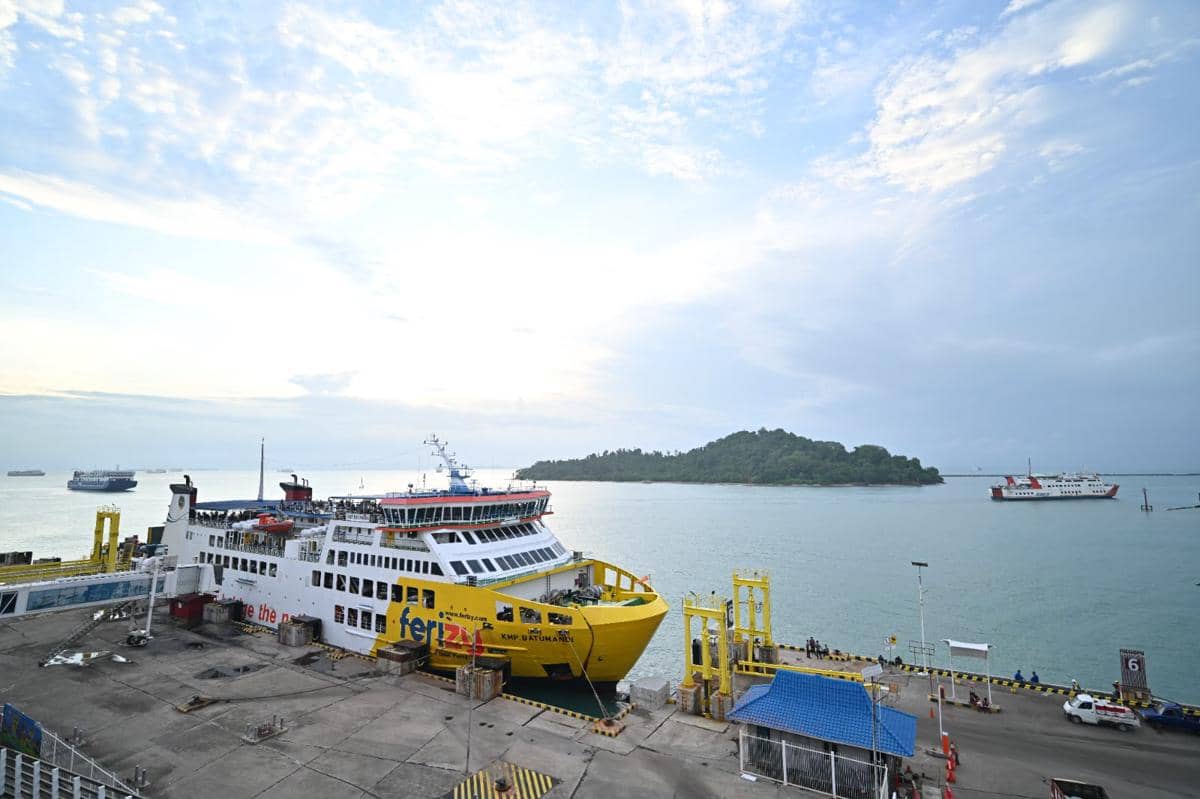 Penampakan KMP Batumandi sebelum mengalami insiden kebakaran di perairan Selat Sunda dekat Pelabuhan Merak, Banten