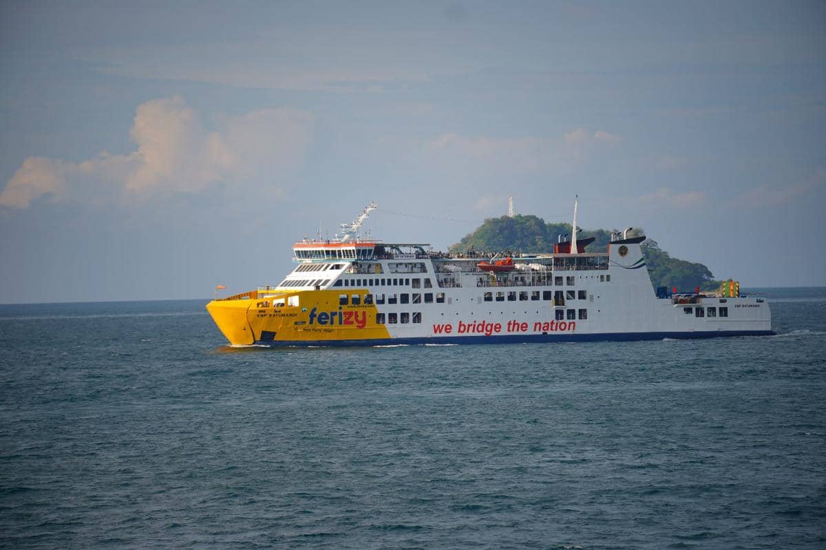 Penampakan KMP Batumandi sebelum mengalami insiden kebakaran di perairan Selat Sunda dekat Pelabuhan Merak, Banten