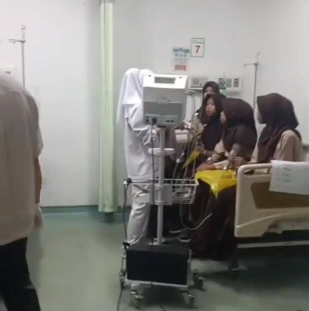 Seorang pelajar menjalani pemeriksaan oleh petugas setelah diduga mengalami keracunan di sebuah ruang medis.