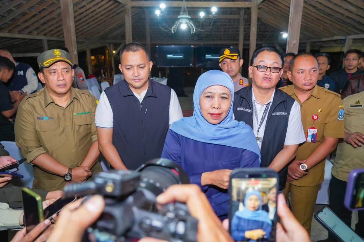 Khofifah Upayakan Helikopter Water Bombing di Karhutla Tahura Soerjo