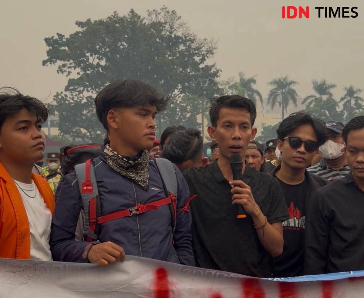 Penyegelan secara simbolis dilakukan di kantor Gubernur Sumatera Selatan di Palembang oleh pihak terkait.