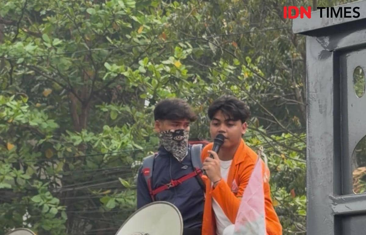 Sindir Asap Karhutla, Mahasiswa Anggap Kantor Gubernur Bak Gunung 1.500 Mdpl
