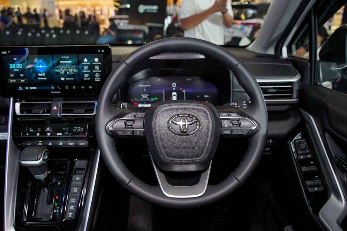 Head unit layar sentuh 12,3 inci pada dashboard Toyota Innova Zenix dengan tampilan menu hiburan dan navigasi.