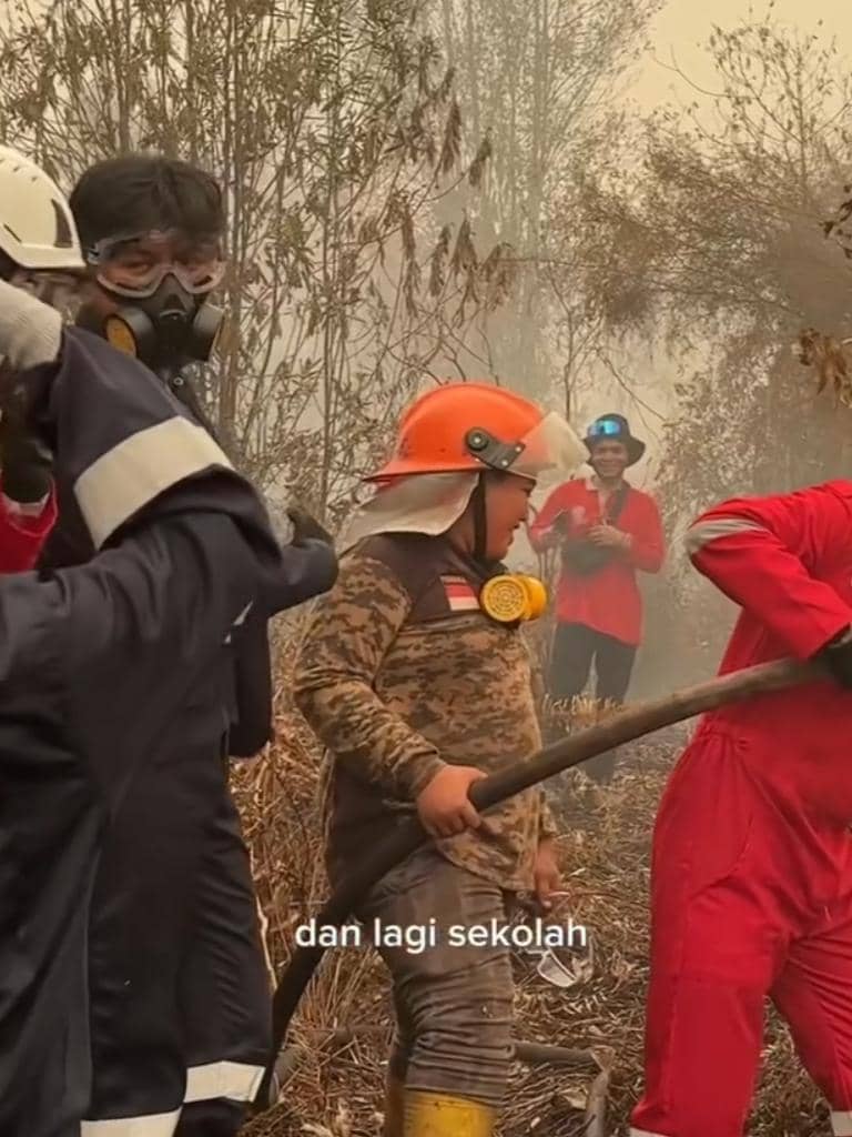 Unggahan Instagram Zaskia Adya Mecca tentang kisah haru relawan karhutla yang bertugas menangani kebakaran hutan dan lahan.