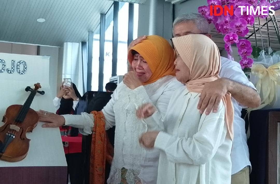 Seorang cucu menangis haru saat melihat biola replika milik R Soetedja dalam acara yang digelar KAI.