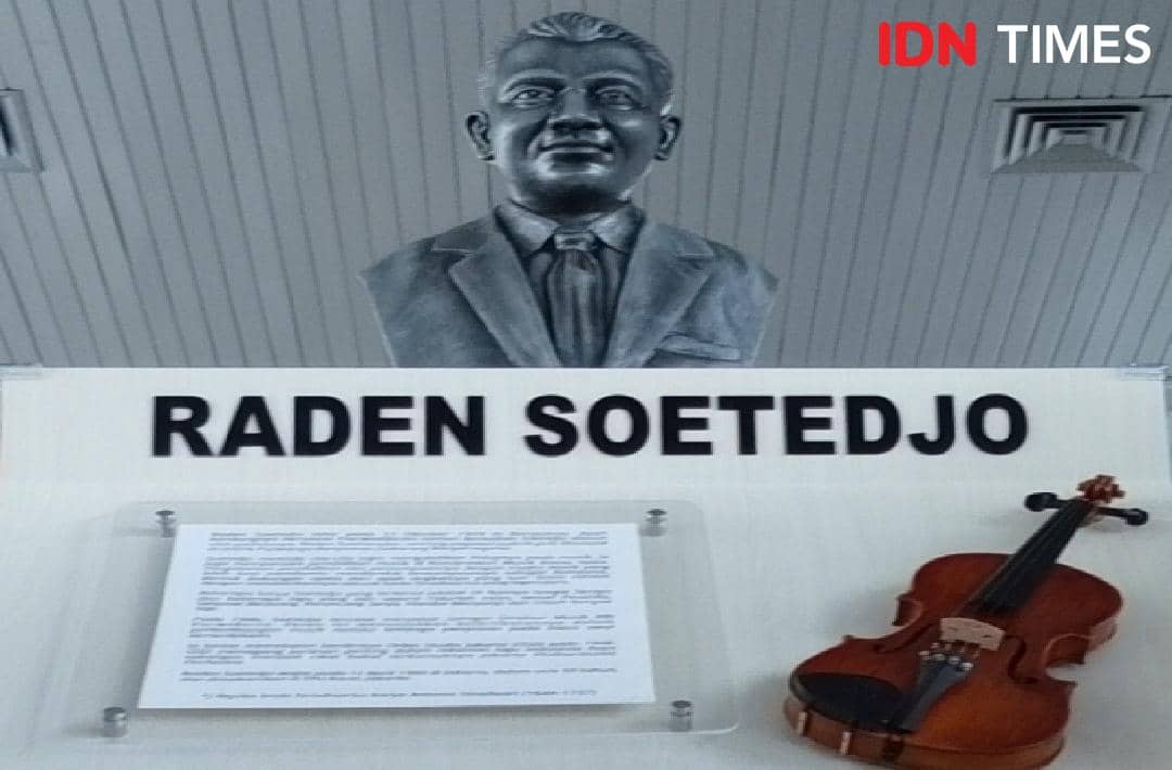Patung fiber R Soetedja berdiri gagah sebagai penghormatan bagi komponis yang mendapat pembelajaran musik di Italia.