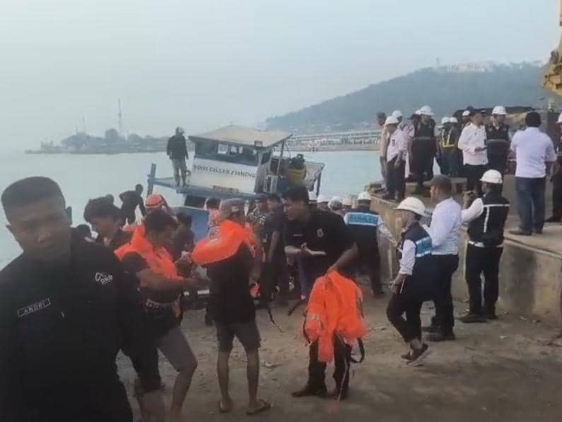 Proses evakuasi penumpang KMP Batu Mandi di perairan Selat Sunda