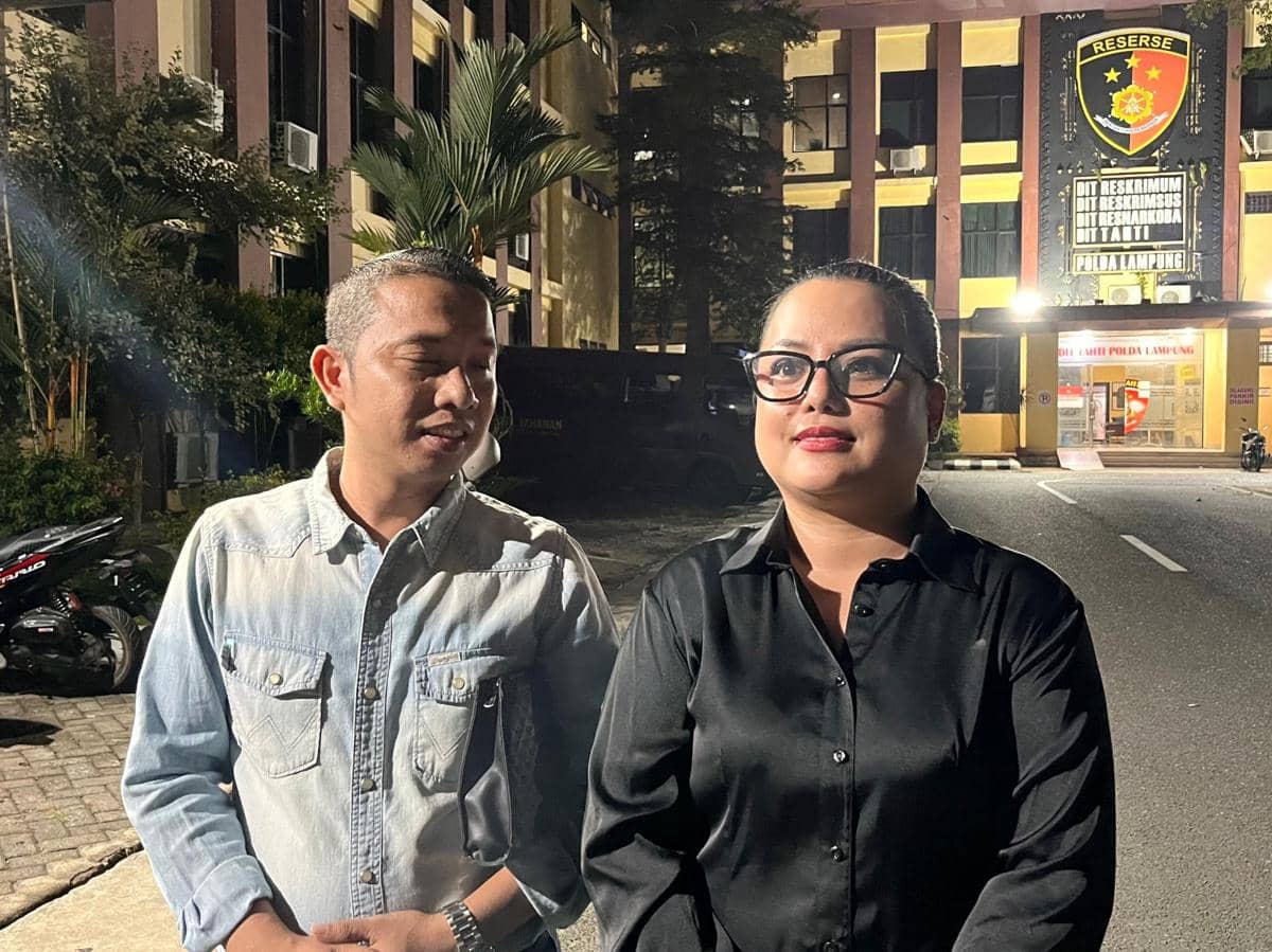Anggota DPRD Kota Bandar Lampung, Yunika Indahayati didampi tim penasihat hukum pascamenjalani pemeriksaan penyidik Polda Lampung
