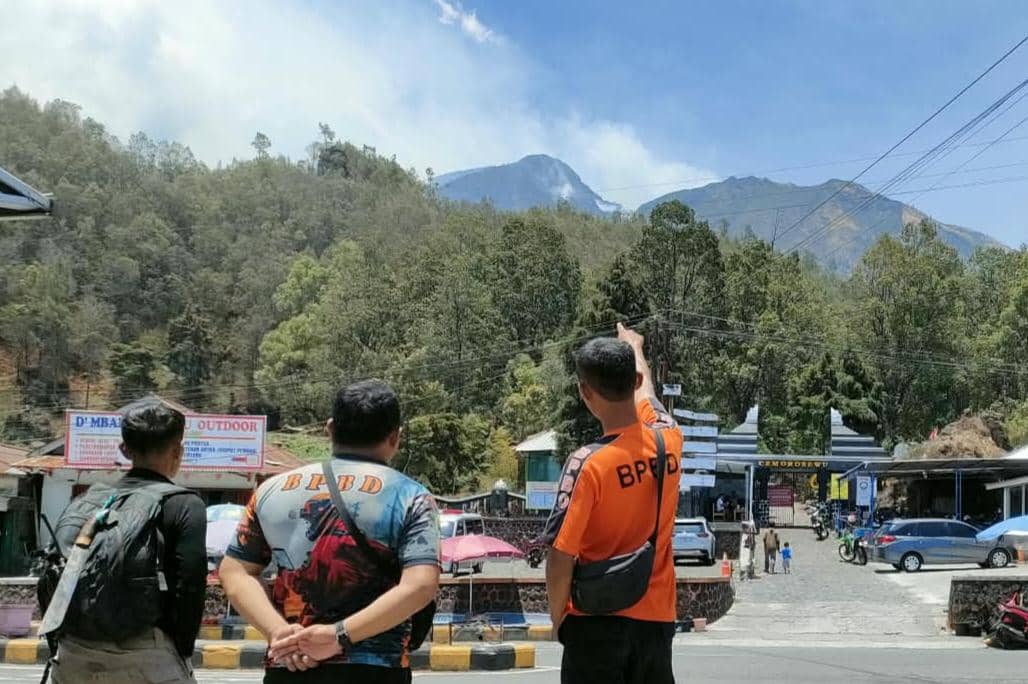 Api Gunung Lawu Sempat Dekati Magetan, Kini Bergerak ke Cetho