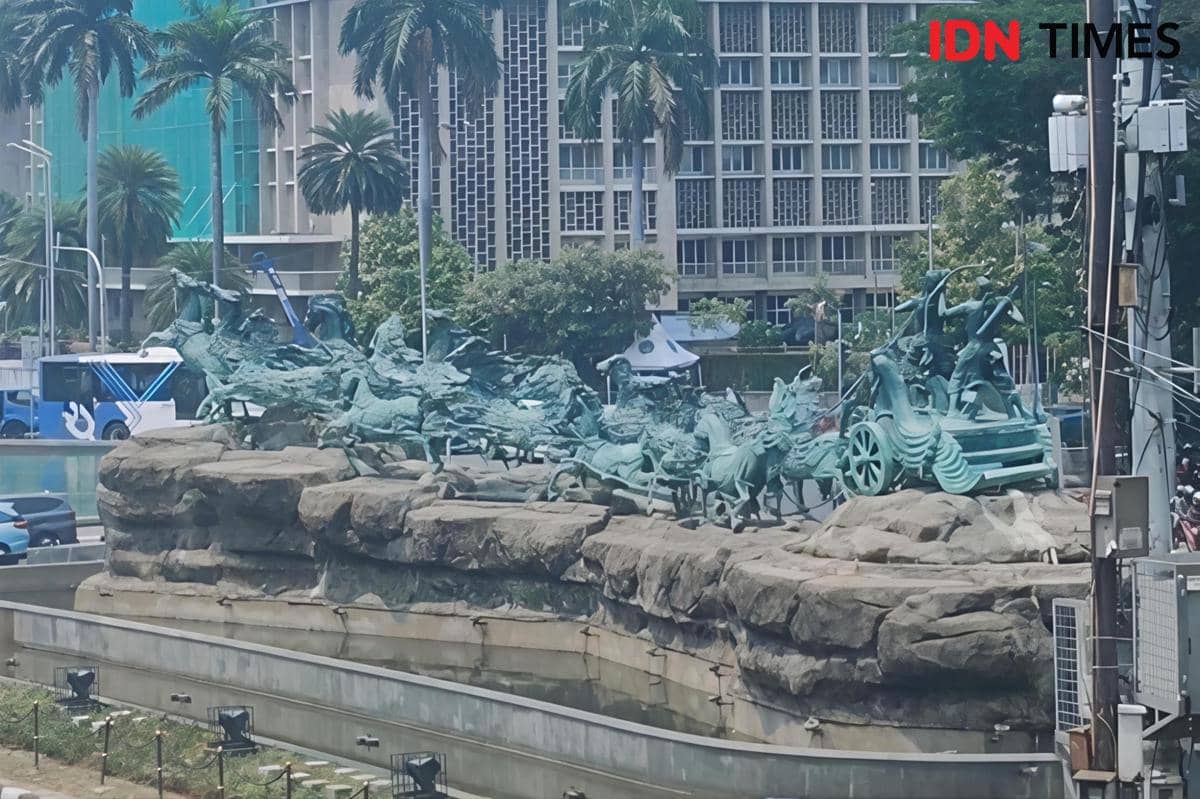 Patung Arjuna Wijaya berupa monumen kereta perang dengan sosok Arjuna dan deretan kuda yang sedang berlari.